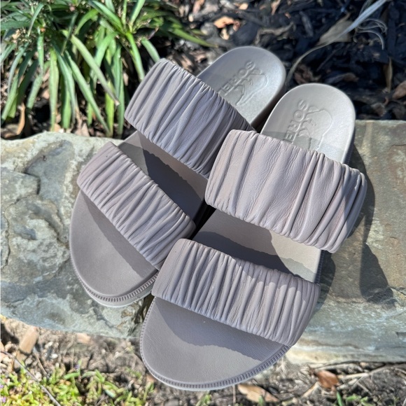 Sorel ROAMING™ TWO STRAP SLIDE FLAT SANDAL in Omega Taupe, size 7 - Picture 3 of 7